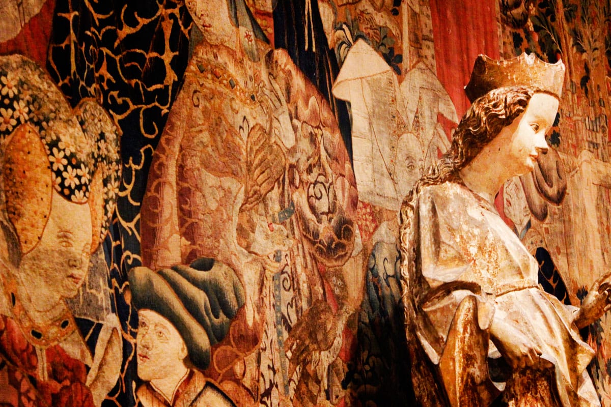 statue-tapestry